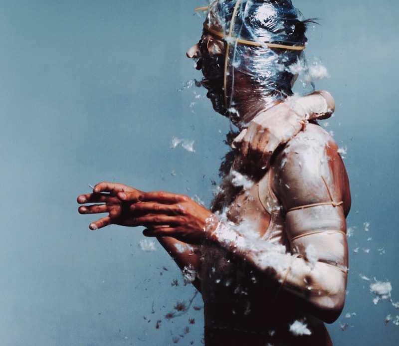 Sarah Sitkin é uma artista de Los Angeles com um trabalho escultural para lá de bizarro. E isso acontece em parte pela criatividade da artista e pelos materiais que ela usa. A mistura de silicone, resina e latex cria objetos de uma textura quase humana que transformam suas esculturas em algo que assustaria muita gente.