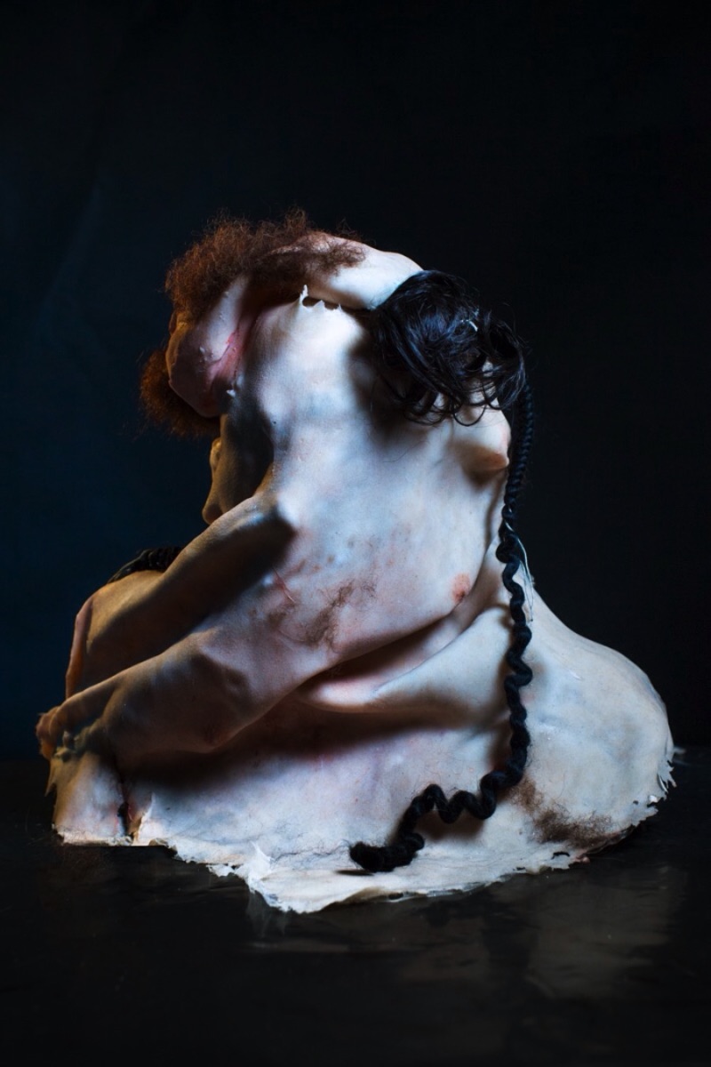 Sarah Sitkin é uma artista de Los Angeles com um trabalho escultural para lá de bizarro. E isso acontece em parte pela criatividade da artista e pelos materiais que ela usa. A mistura de silicone, resina e latex cria objetos de uma textura quase humana que transformam suas esculturas em algo que assustaria muita gente.