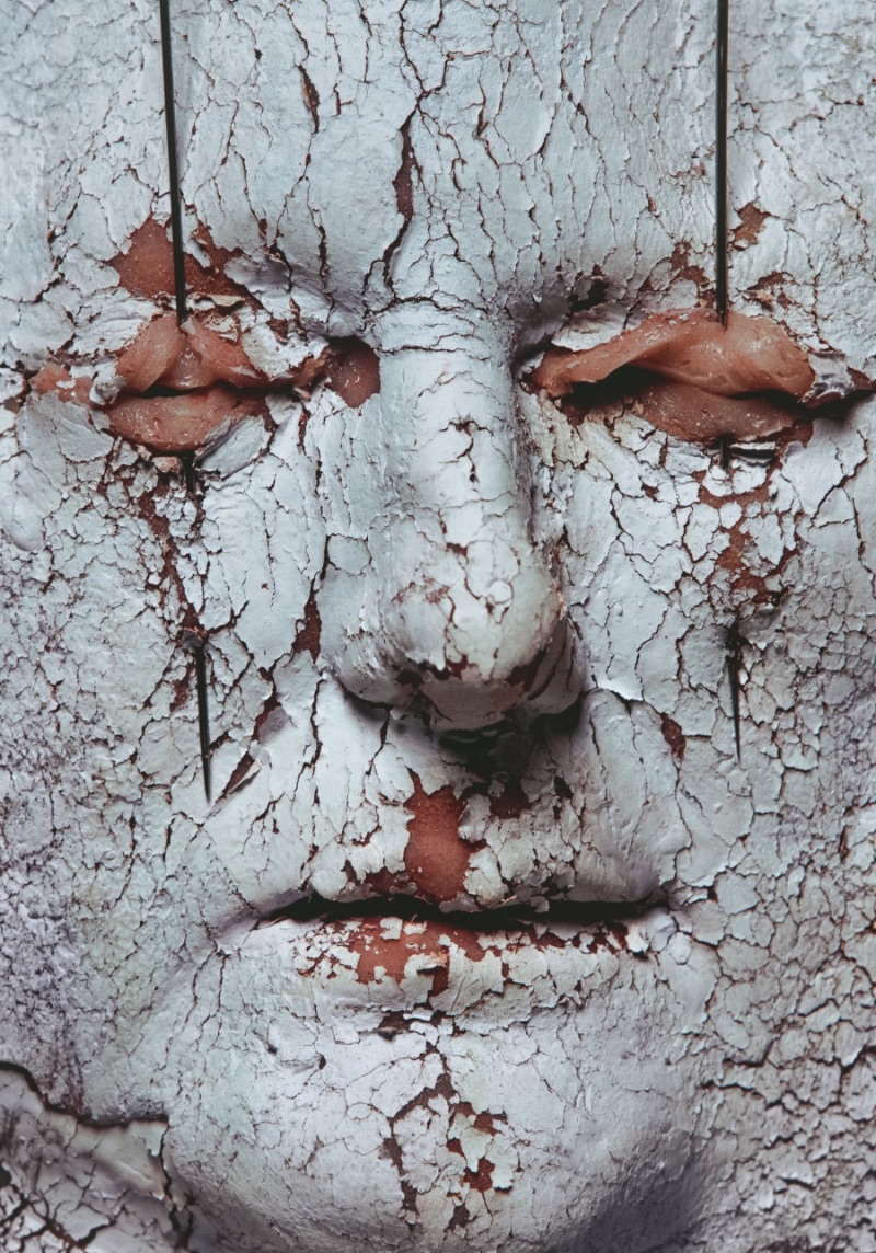 Sarah Sitkin é uma artista de Los Angeles com um trabalho escultural para lá de bizarro. E isso acontece em parte pela criatividade da artista e pelos materiais que ela usa. A mistura de silicone, resina e latex cria objetos de uma textura quase humana que transformam suas esculturas em algo que assustaria muita gente.