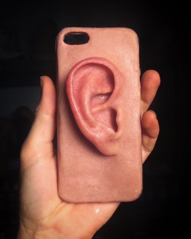 Sarah Sitkin é uma artista de Los Angeles com um trabalho escultural para lá de bizarro. E isso acontece em parte pela criatividade da artista e pelos materiais que ela usa. A mistura de silicone, resina e latex cria objetos de uma textura quase humana que transformam suas esculturas em algo que assustaria muita gente.