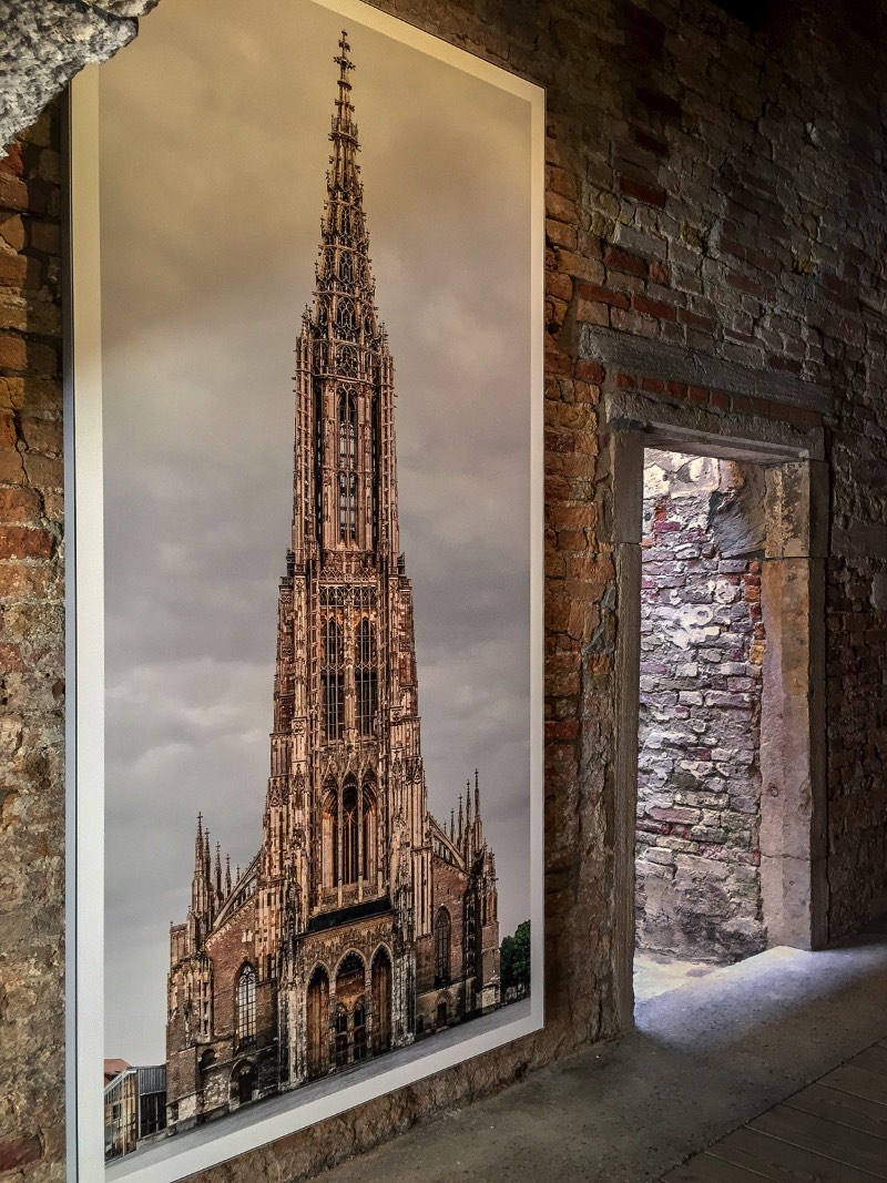 O fotógrafo e artista Markus Brunetti cria fotografias fenomenais de catedrais e igrejas européias através de colagens digitais que contam com centenas de fotos. A partir dai, ele cria composições fotográficas que mais parecem projetos arquitetônicas já que eles perdem toda a perspectiva que estamos acostumados a ter ao observar essas enormes construções.
