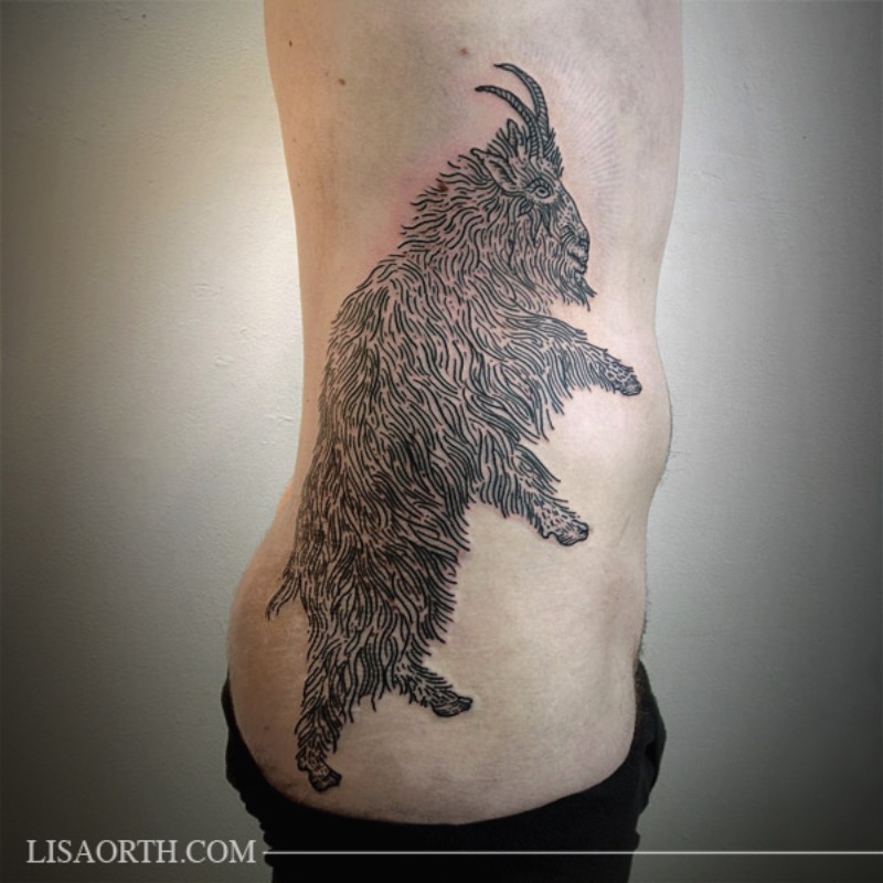 Lisa Orth é uma tatuadora cujo trabalho autoral focado em linhas anda chamando muita atenção por ai. Suas tatuagens são, primariamente, feitas usando apenas o preto e tem um visual bem interessante. 