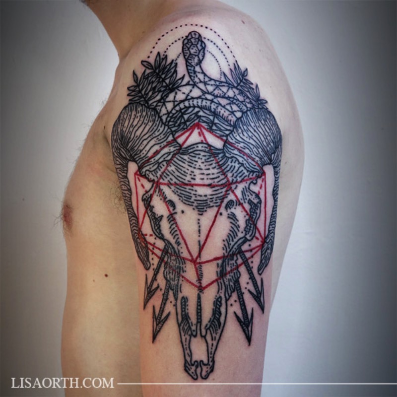 Lisa Orth é uma tatuadora cujo trabalho autoral focado em linhas anda chamando muita atenção por ai. Suas tatuagens são, primariamente, feitas usando apenas o preto e tem um visual bem interessante. 