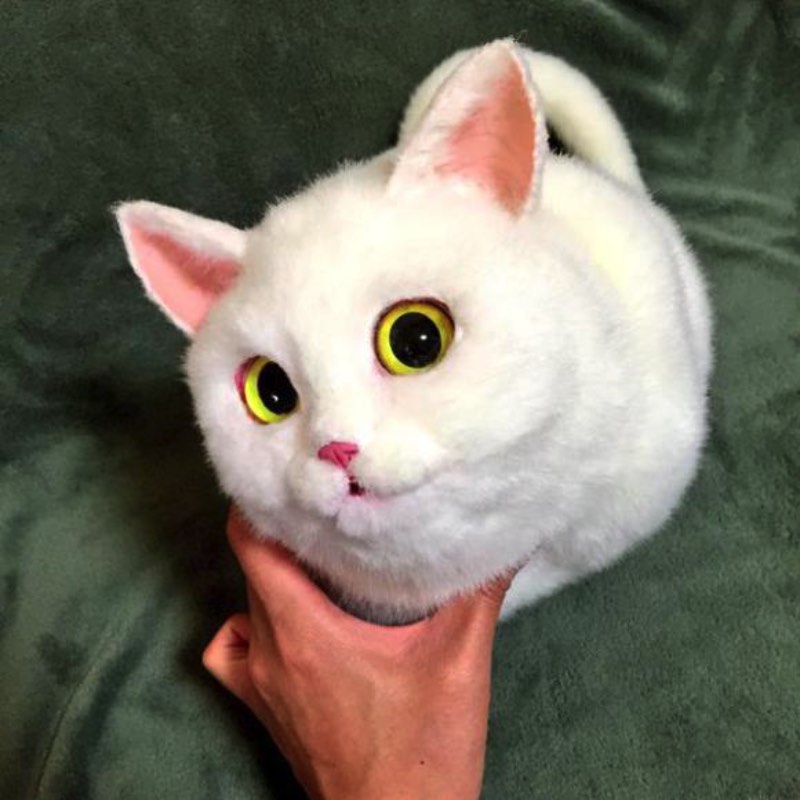 Essas bolsas de Gatos japonesas são criação do artista conhecido como Pico e ele faz todo o trabalho a mão. Ele sempre começa cada bolsa com um gato branco e passa a colorir o pêlo com airbrush de tinta acrílica. A partir dai, os gatos vão ganhando mais detalhes, cores e tudo mais que for necessário.