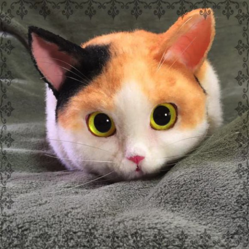 Essas bolsas de Gatos japonesas são criação do artista conhecido como Pico e ele faz todo o trabalho a mão. Ele sempre começa cada bolsa com um gato branco e passa a colorir o pêlo com airbrush de tinta acrílica. A partir dai, os gatos vão ganhando mais detalhes, cores e tudo mais que for necessário.