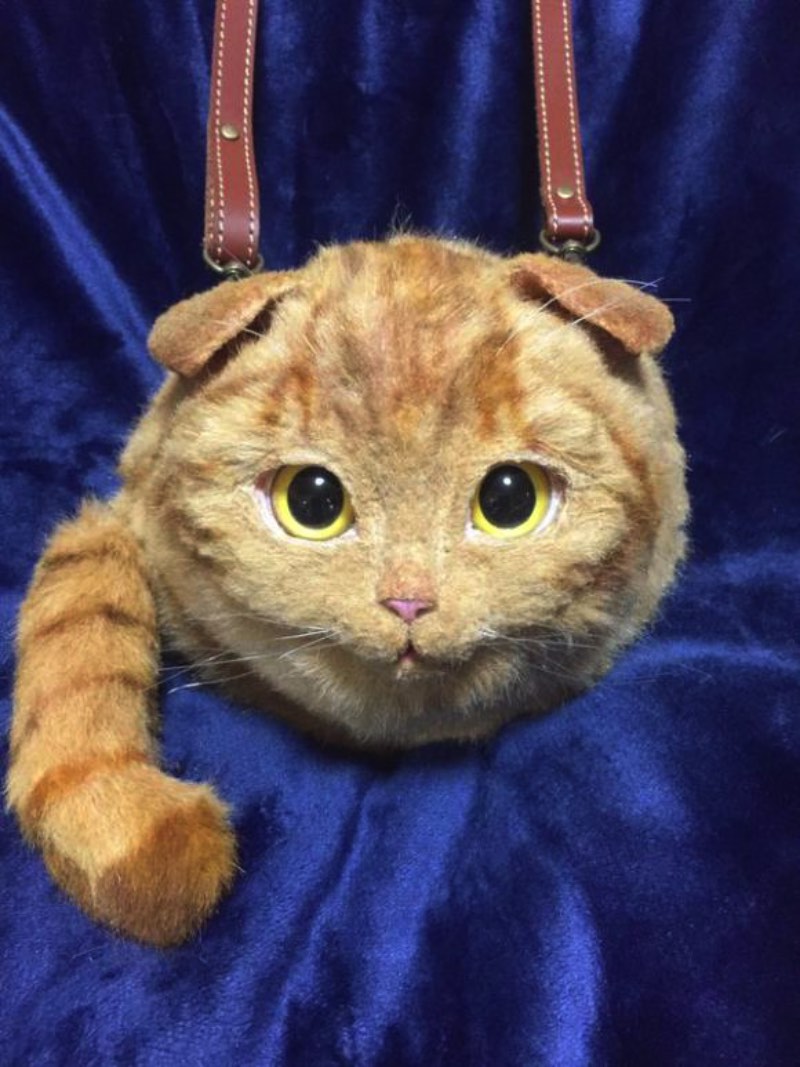 Essas bolsas de Gatos japonesas são criação do artista conhecido como Pico e ele faz todo o trabalho a mão. Ele sempre começa cada bolsa com um gato branco e passa a colorir o pêlo com airbrush de tinta acrílica. A partir dai, os gatos vão ganhando mais detalhes, cores e tudo mais que for necessário.