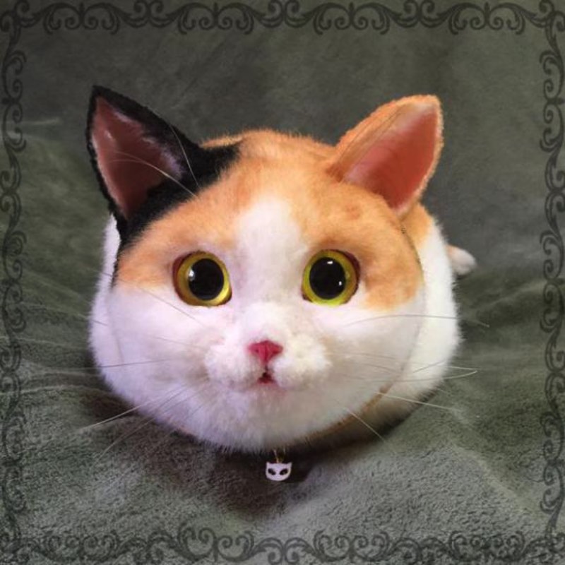 Essas bolsas de Gatos japonesas são criação do artista conhecido como Pico e ele faz todo o trabalho a mão. Ele sempre começa cada bolsa com um gato branco e passa a colorir o pêlo com airbrush de tinta acrílica. A partir dai, os gatos vão ganhando mais detalhes, cores e tudo mais que for necessário.