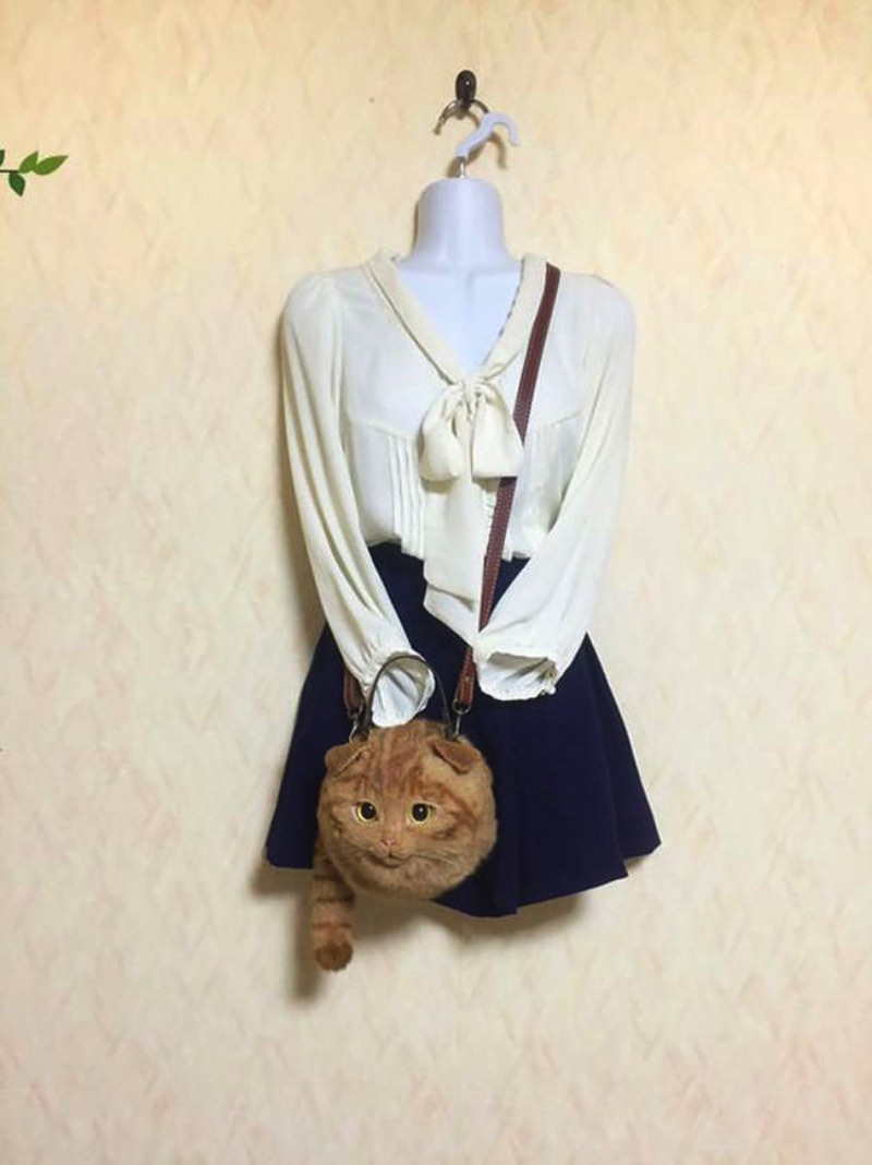 Essas bolsas de Gatos japonesas são criação do artista conhecido como Pico e ele faz todo o trabalho a mão. Ele sempre começa cada bolsa com um gato branco e passa a colorir o pêlo com airbrush de tinta acrílica. A partir dai, os gatos vão ganhando mais detalhes, cores e tudo mais que for necessário.