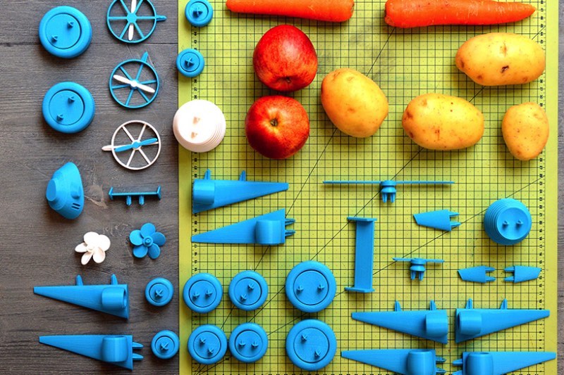 Open Toys é o nome de uma série de componentes impressos tridimensionalmente que tem o objetivo de levar um pouco de criatividade para a preparação das refeições. Resumindo, Open Toys é como uma nova geração vai sair brincando com comida e uma impressora 3D. É inevitável e parece ser bem divertido.