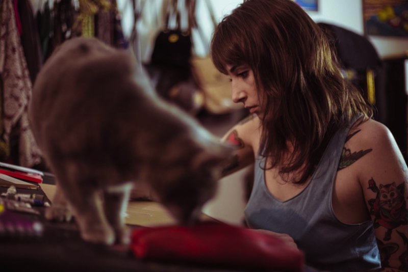 Eli Firmeza é fotógrafo e resolveu criar um projeto fotográfico que misturasse gatos de estimação com as mulheres que vivem com eles. E, foi assim que surgiu o Chicks 'n' Cats, uma das séries de fotos mais interessantes que já recebemos por aqui. 