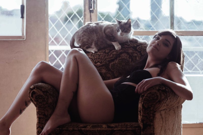 Eli Firmeza é fotógrafo e resolveu criar um projeto fotográfico que misturasse gatos de estimação com as mulheres que vivem com eles. E, foi assim que surgiu o Chicks 'n' Cats, uma das séries de fotos mais interessantes que já recebemos por aqui. 