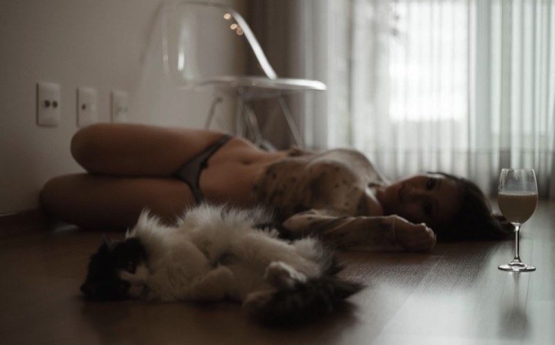 Eli Firmeza é fotógrafo e resolveu criar um projeto fotográfico que misturasse gatos de estimação com as mulheres que vivem com eles. E, foi assim que surgiu o Chicks 'n' Cats, uma das séries de fotos mais interessantes que já recebemos por aqui. 