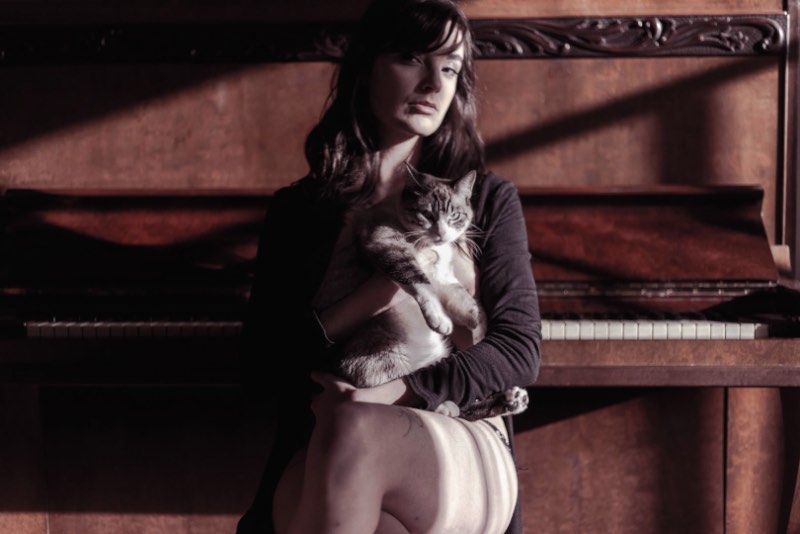 Eli Firmeza é fotógrafo e resolveu criar um projeto fotográfico que misturasse gatos de estimação com as mulheres que vivem com eles. E, foi assim que surgiu o Chicks 'n' Cats, uma das séries de fotos mais interessantes que já recebemos por aqui. 