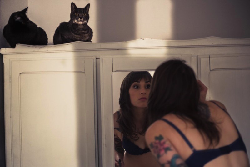 Eli Firmeza é fotógrafo e resolveu criar um projeto fotográfico que misturasse gatos de estimação com as mulheres que vivem com eles. E, foi assim que surgiu o Chicks 'n' Cats, uma das séries de fotos mais interessantes que já recebemos por aqui. 
