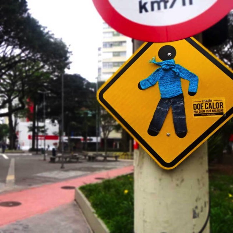 Doe Agasalho é uma tentativa de ajudar quem passa frio nas ruas todos os dias. Seja verão ou inverno, quem mora na rua passa frio e precisa de ajuda e é isso que a campanha Doe Agasalho quer resolver.