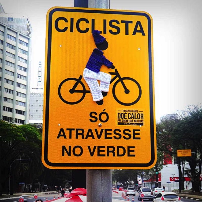 Doe Agasalho é uma tentativa de ajudar quem passa frio nas ruas todos os dias. Seja verão ou inverno, quem mora na rua passa frio e precisa de ajuda e é isso que a campanha Doe Agasalho quer resolver.