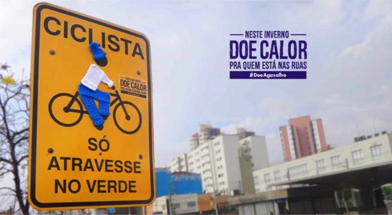 Doe Agasalho é uma tentativa de ajudar quem passa frio nas ruas todos os dias. Seja verão ou inverno, quem mora na rua passa frio e precisa de ajuda e é isso que a campanha Doe Agasalho quer resolver.