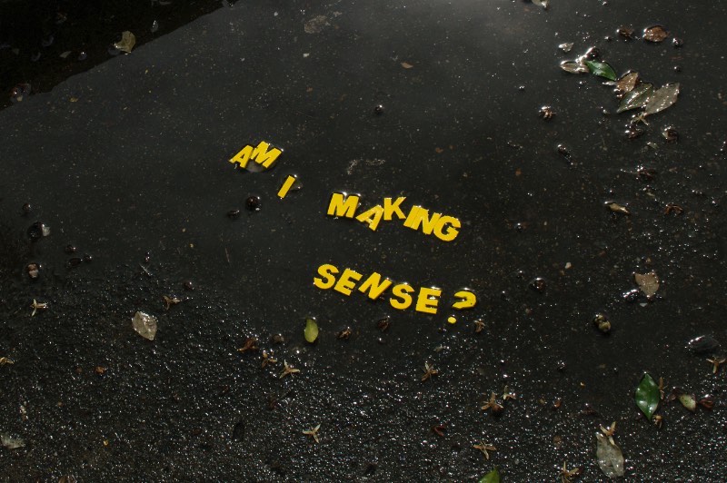 Michael Pederson é um artista australiano que cria uma série de obras de arte pelas ruas de Sydney. Essas obras são feitas de objetos do dia a dia e, normalmente, vem com uma mensagem que vá impactar os residentes da cidade de um jeito ou de outro. Particularmente, adoramos as quase oficiais placas que ele espalha pelas ruas. 