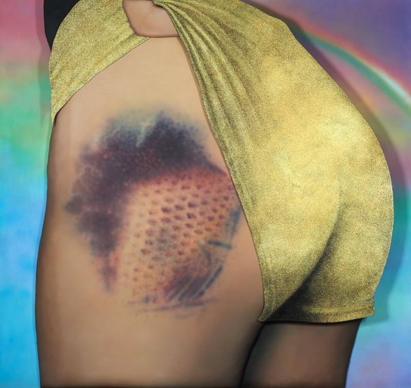 Riikka Hyvönen começou esse estranho projeto de arte quando passou a colecionar fotografias dos roxos que as garotas que praticam roller derby acabam tendo. Foi assim que surgiu a ideia do Roller Derby Kisses.