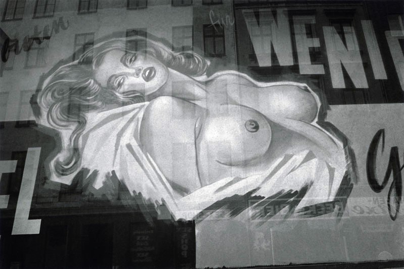 Sex-Theater é o nome dessa série de fotografias que Thomas Lerooy produziu entre 1972 e 1979 em vários teatros de sexo no bairro de St. Pauli, em Hamburgo. Durante anos, o fotógrafo visitou Alcazar, Regina, Salambo, Tabu e Pulverfass e ficou fascinado pela personalidade dos indivíduos que participam dessas secretas realidades sexuais. 
