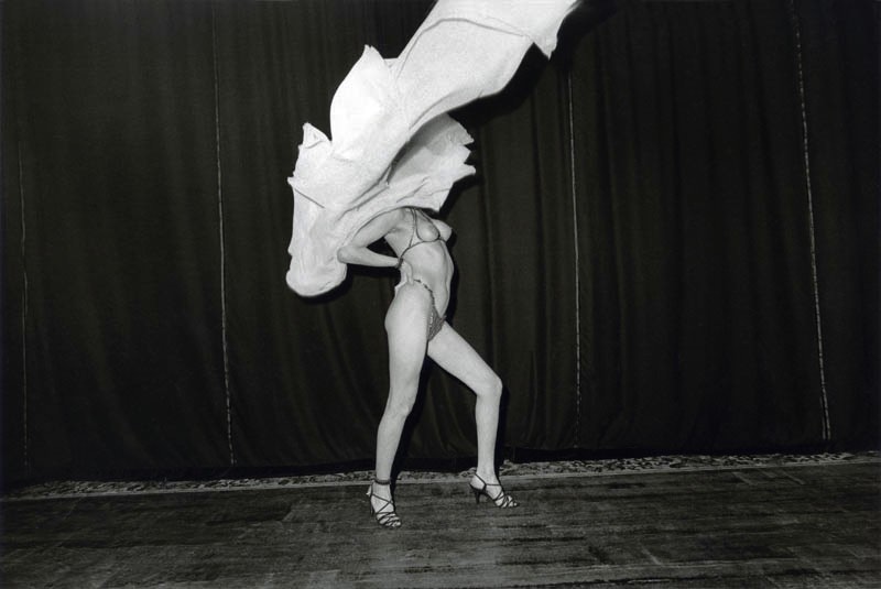 Sex-Theater é o nome dessa série de fotografias que Thomas Lerooy produziu entre 1972 e 1979 em vários teatros de sexo no bairro de St. Pauli, em Hamburgo. Durante anos, o fotógrafo visitou Alcazar, Regina, Salambo, Tabu e Pulverfass e ficou fascinado pela personalidade dos indivíduos que participam dessas secretas realidades sexuais. 