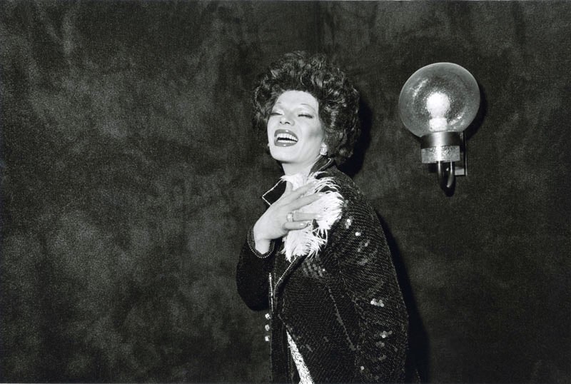Sex-Theater é o nome dessa série de fotografias que Thomas Lerooy produziu entre 1972 e 1979 em vários teatros de sexo no bairro de St. Pauli, em Hamburgo. Durante anos, o fotógrafo visitou Alcazar, Regina, Salambo, Tabu e Pulverfass e ficou fascinado pela personalidade dos indivíduos que participam dessas secretas realidades sexuais. 