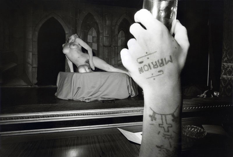 Sex-Theater é o nome dessa série de fotografias que Thomas Lerooy produziu entre 1972 e 1979 em vários teatros de sexo no bairro de St. Pauli, em Hamburgo. Durante anos, o fotógrafo visitou Alcazar, Regina, Salambo, Tabu e Pulverfass e ficou fascinado pela personalidade dos indivíduos que participam dessas secretas realidades sexuais. 