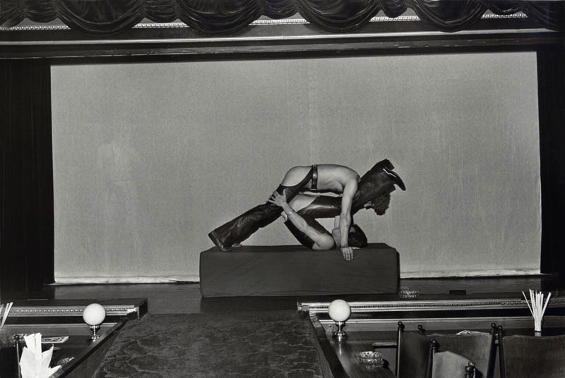 Sex-Theater é o nome dessa série de fotografias que Thomas Lerooy produziu entre 1972 e 1979 em vários teatros de sexo no bairro de St. Pauli, em Hamburgo. Durante anos, o fotógrafo visitou Alcazar, Regina, Salambo, Tabu e Pulverfass e ficou fascinado pela personalidade dos indivíduos que participam dessas secretas realidades sexuais. 