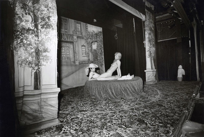 Sex-Theater é o nome dessa série de fotografias que Thomas Lerooy produziu entre 1972 e 1979 em vários teatros de sexo no bairro de St. Pauli, em Hamburgo. Durante anos, o fotógrafo visitou Alcazar, Regina, Salambo, Tabu e Pulverfass e ficou fascinado pela personalidade dos indivíduos que participam dessas secretas realidades sexuais. 