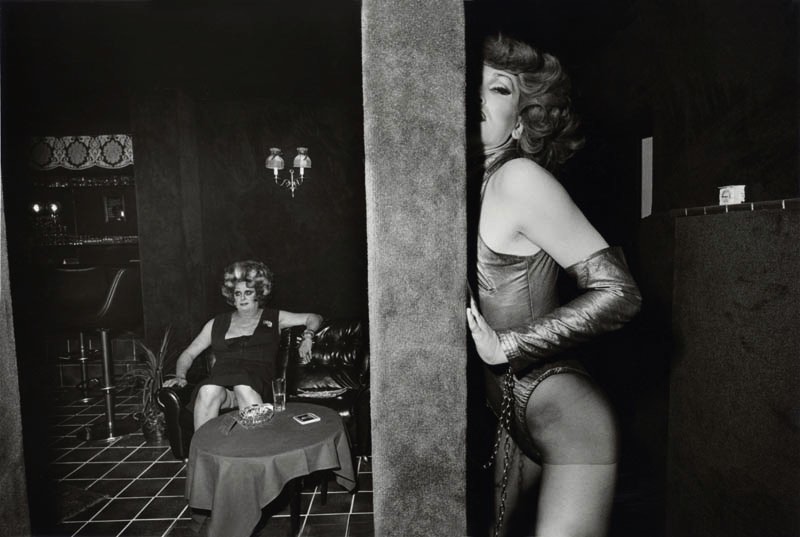 Sex-Theater é o nome dessa série de fotografias que Thomas Lerooy produziu entre 1972 e 1979 em vários teatros de sexo no bairro de St. Pauli, em Hamburgo. Durante anos, o fotógrafo visitou Alcazar, Regina, Salambo, Tabu e Pulverfass e ficou fascinado pela personalidade dos indivíduos que participam dessas secretas realidades sexuais. 