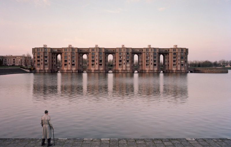 O fotógrafo Laurent Kronental passou os últimos quatro anos retratando a vida dos idosos que moram em Grands Ensembles, como são conhecidos os conjuntos habitacionais na França. O projeto recebeu o nome de Souvenir d’un Future e é o que você vai ver nas fotos desse artigo.