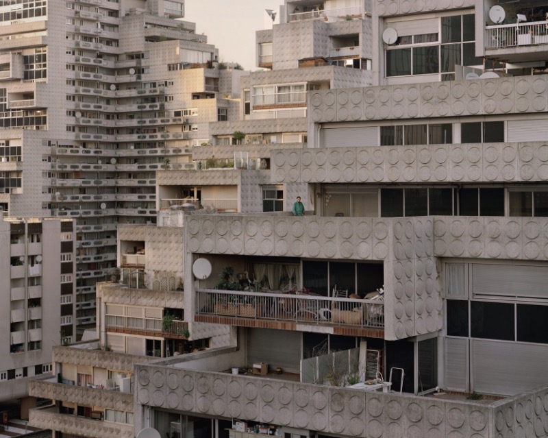 O fotógrafo Laurent Kronental passou os últimos quatro anos retratando a vida dos idosos que moram em Grands Ensembles, como são conhecidos os conjuntos habitacionais na França. O projeto recebeu o nome de Souvenir d’un Future e é o que você vai ver nas fotos desse artigo.