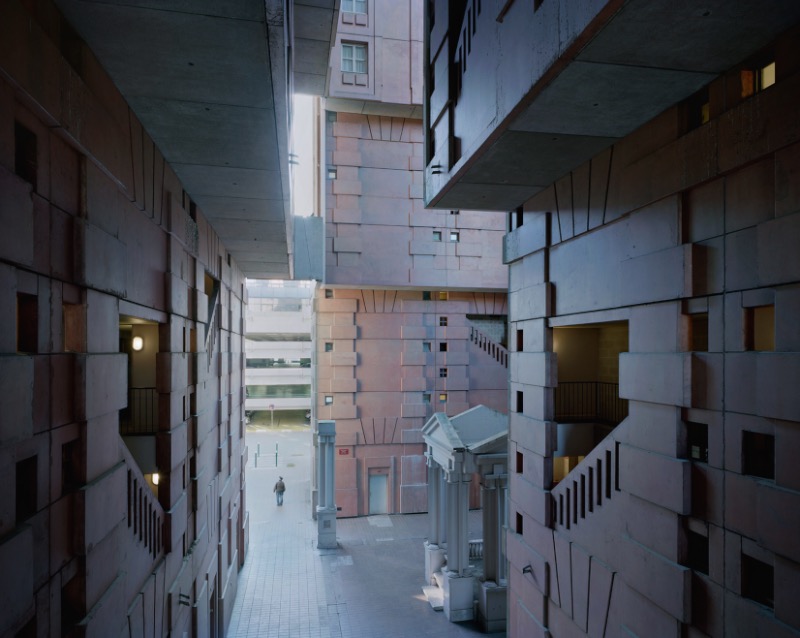 O fotógrafo Laurent Kronental passou os últimos quatro anos retratando a vida dos idosos que moram em Grands Ensembles, como são conhecidos os conjuntos habitacionais na França. O projeto recebeu o nome de Souvenir d’un Future e é o que você vai ver nas fotos desse artigo.