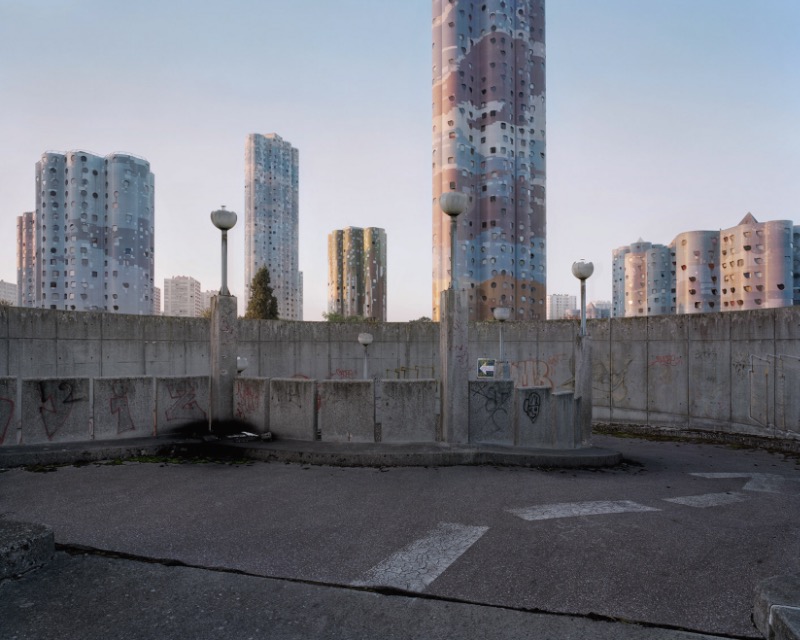 O fotógrafo Laurent Kronental passou os últimos quatro anos retratando a vida dos idosos que moram em Grands Ensembles, como são conhecidos os conjuntos habitacionais na França. O projeto recebeu o nome de Souvenir d’un Future e é o que você vai ver nas fotos desse artigo.