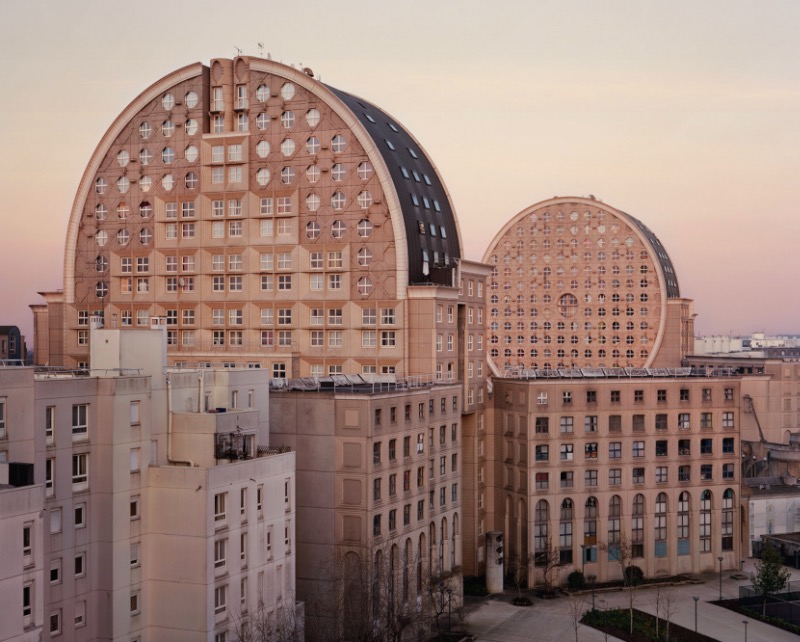O fotógrafo Laurent Kronental passou os últimos quatro anos retratando a vida dos idosos que moram em Grands Ensembles, como são conhecidos os conjuntos habitacionais na França. O projeto recebeu o nome de Souvenir d’un Future e é o que você vai ver nas fotos desse artigo.