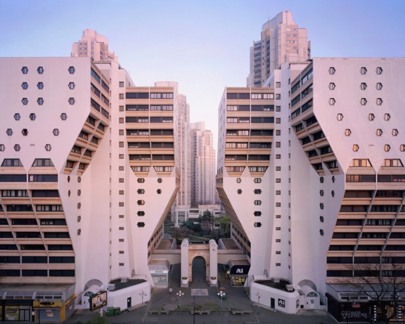 O fotógrafo Laurent Kronental passou os últimos quatro anos retratando a vida dos idosos que moram em Grands Ensembles, como são conhecidos os conjuntos habitacionais na França. O projeto recebeu o nome de Souvenir d’un Future e é o que você vai ver nas fotos desse artigo.