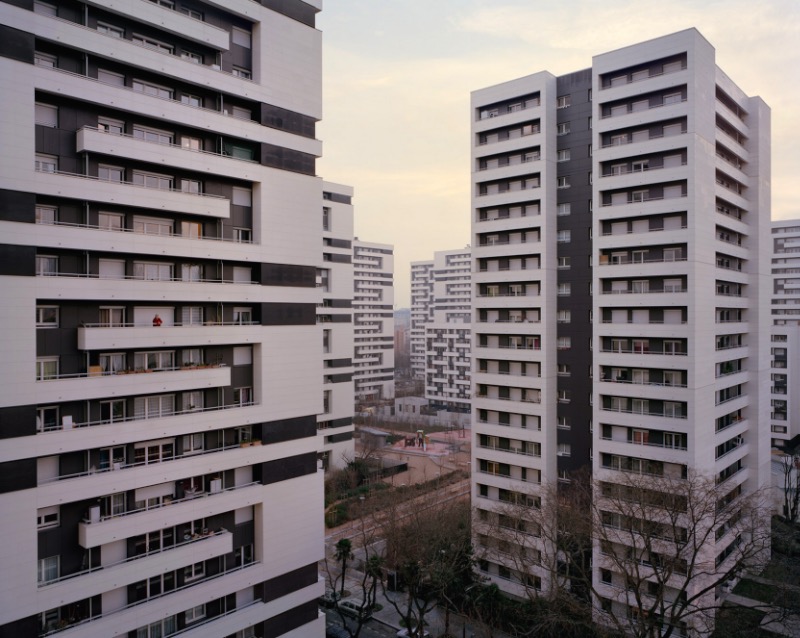 O fotógrafo Laurent Kronental passou os últimos quatro anos retratando a vida dos idosos que moram em Grands Ensembles, como são conhecidos os conjuntos habitacionais na França. O projeto recebeu o nome de Souvenir d’un Future e é o que você vai ver nas fotos desse artigo.