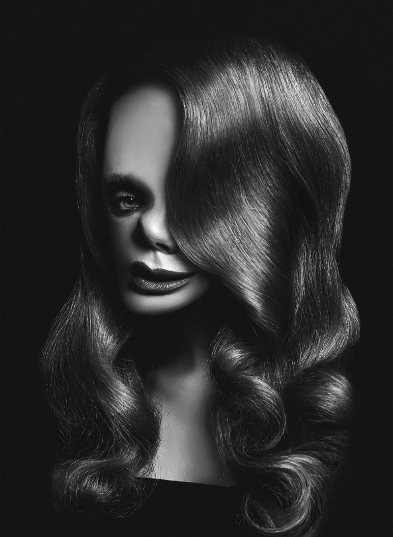 Stockify é um projeto pessoal de Flora Borsi que, depois de analisar dezenas de ensaios de fotografia de moda, percebeu o quão perfeitos eles podem ser. E, pensando nisso, ela resolveu seguir numa direção completamente oposta e resolveu distorcer as imagens de algumas dessas modelos tão perfeitas.