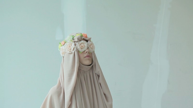 O Studio L'Étiquette é um estúdio de design multidisciplinar fundado em 2012 em Paris, na França. O trabalho que encontrei no portfólio deles mistura direção de arte, design gráfico, fotografia e um pouco de motion design. Tudo feito com um olhar bem voltado para o mundo da moda e do branding. Bem interessante, por sinal. 