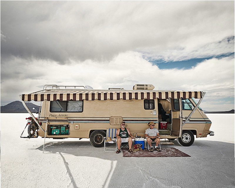 The World's Fastest Place é o livro fotográfico que Alexandra Lier acabou de lançar na Feira de Livros de Frankfurt. Suas fotografias mostram o que acontece na planície salgada de Bonneville, nos Estados Unidos. Esse local único é onde amantes da velocidade se juntam para celebrar sua paixão por carros e motores.