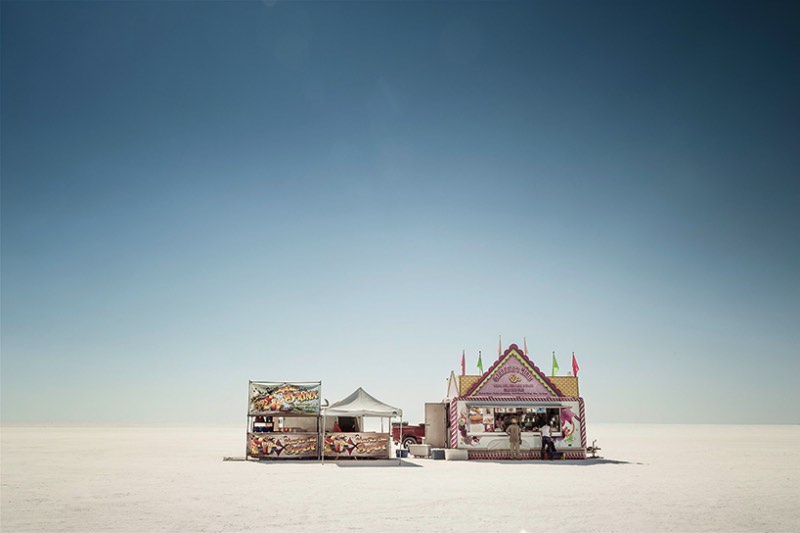 The World's Fastest Place é o livro fotográfico que Alexandra Lier acabou de lançar na Feira de Livros de Frankfurt. Suas fotografias mostram o que acontece na planície salgada de Bonneville, nos Estados Unidos. Esse local único é onde amantes da velocidade se juntam para celebrar sua paixão por carros e motores.