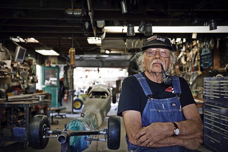 The World's Fastest Place é o livro fotográfico que Alexandra Lier acabou de lançar na Feira de Livros de Frankfurt. Suas fotografias mostram o que acontece na planície salgada de Bonneville, nos Estados Unidos. Esse local único é onde amantes da velocidade se juntam para celebrar sua paixão por carros e motores.