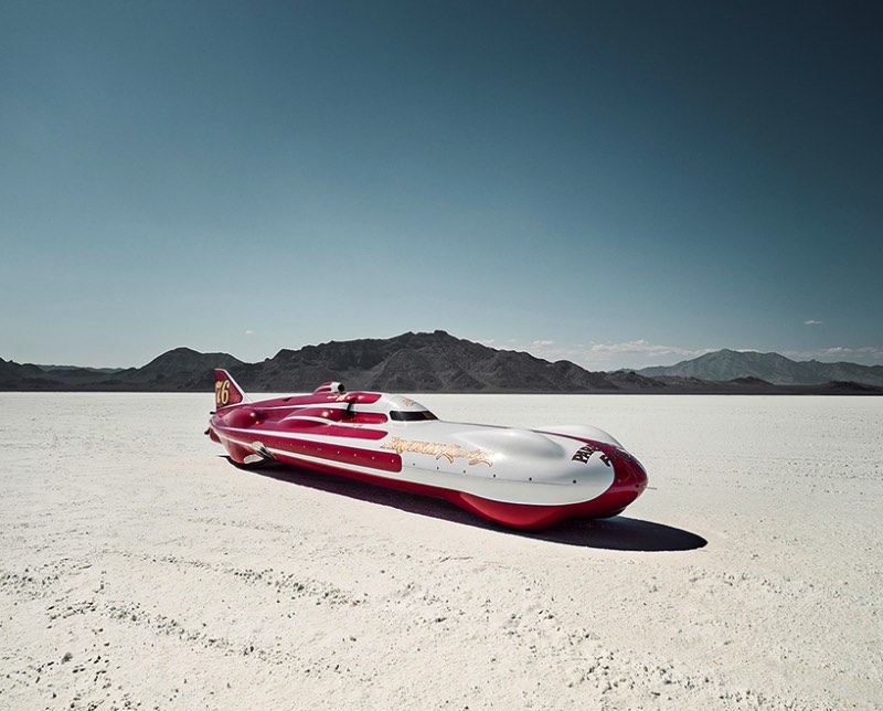The World's Fastest Place é o livro fotográfico que Alexandra Lier acabou de lançar na Feira de Livros de Frankfurt. Suas fotografias mostram o que acontece na planície salgada de Bonneville, nos Estados Unidos. Esse local único é onde amantes da velocidade se juntam para celebrar sua paixão por carros e motores.