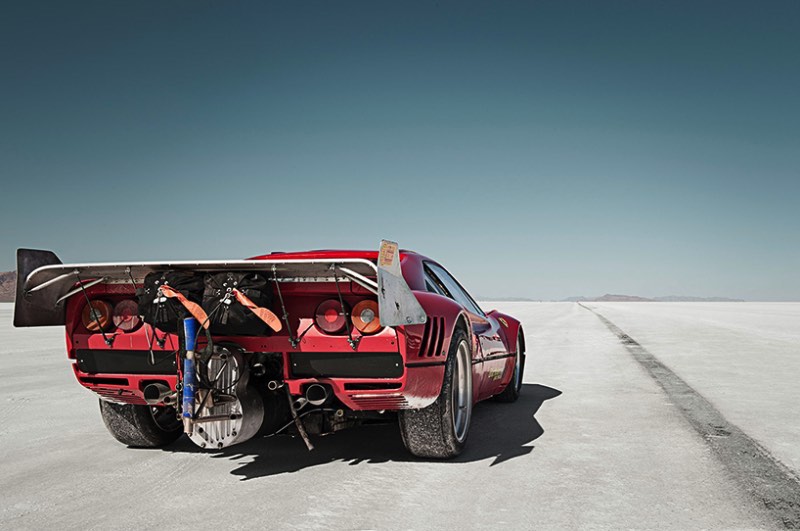 The World's Fastest Place é o livro fotográfico que Alexandra Lier acabou de lançar na Feira de Livros de Frankfurt. Suas fotografias mostram o que acontece na planície salgada de Bonneville, nos Estados Unidos. Esse local único é onde amantes da velocidade se juntam para celebrar sua paixão por carros e motores.