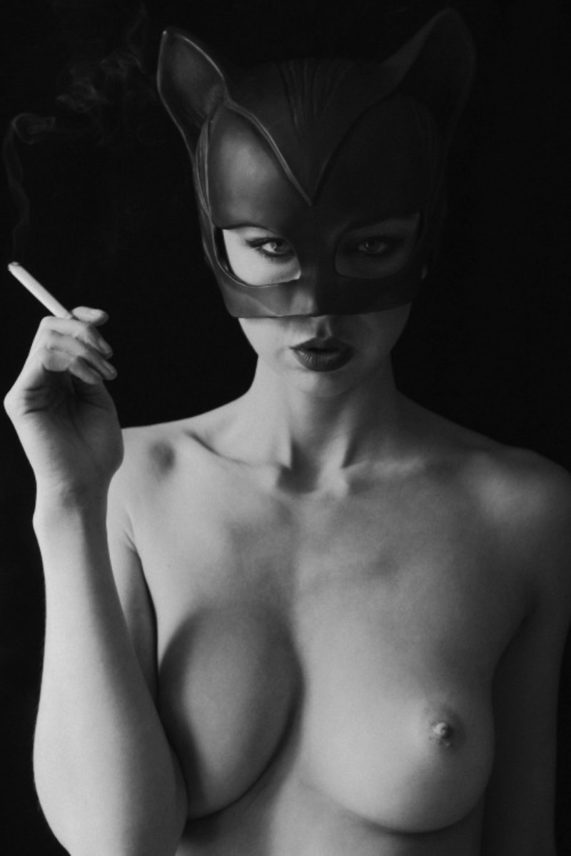 Stuart Mitchell, também conhecido pelo mundo como Walnutwax, é um fotógrafo baseado em Londres com um trabalho voltado para fotografia de moda. Seus retratos capturam todas as expressões femininas possíveis e é por isso que adoramos seu trabalho.