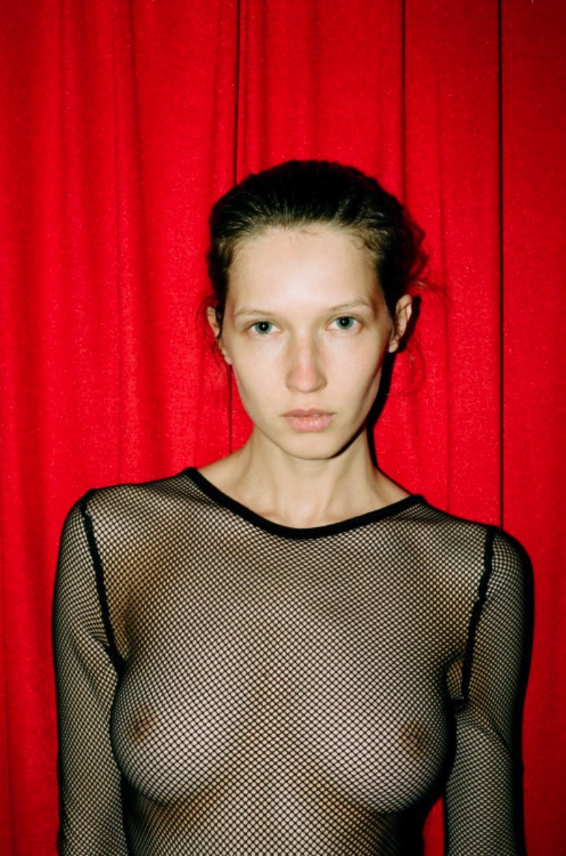 Stuart Mitchell, também conhecido pelo mundo como Walnutwax, é um fotógrafo baseado em Londres com um trabalho voltado para fotografia de moda. Seus retratos capturam todas as expressões femininas possíveis e é por isso que adoramos seu trabalho.