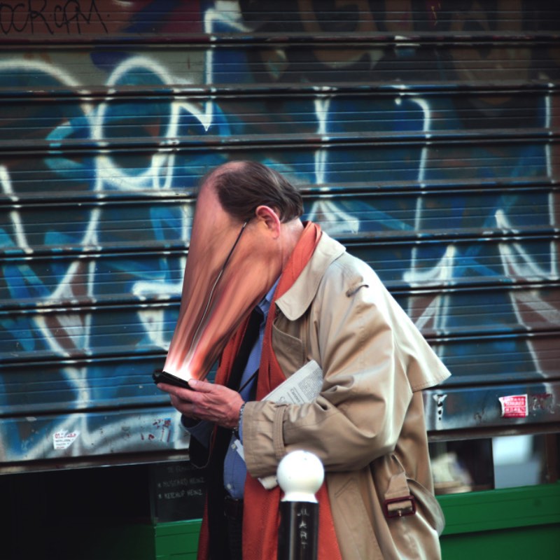 O fotógrafo francês Antoine Geiger criou uma série de fotos chamada Sur-Fake onde ele visualiza de forma perturbadora como que ele enxerga a forma parasita com a qual usamos smartphones. Nessa série de fotos, você pode ver como o simples ato de olhar se você tem um e-mail novo pode levar a perda da sua alma e do seu corpo.