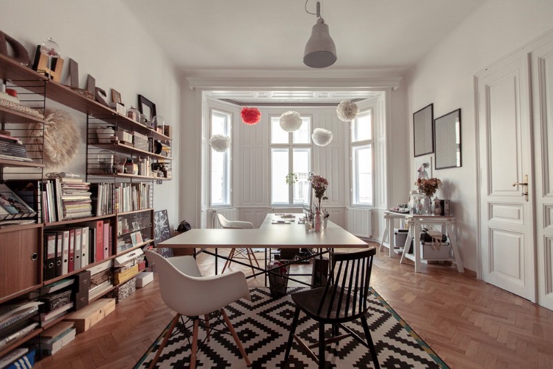 Atelier Karasinski é uma agência de design baseada em Viena que é composta de uma equipe de indivíduos que trabalham juntos dependendo do projeto. Tudo liderado por Laura Karasinski que fundou a empresa em 2012.