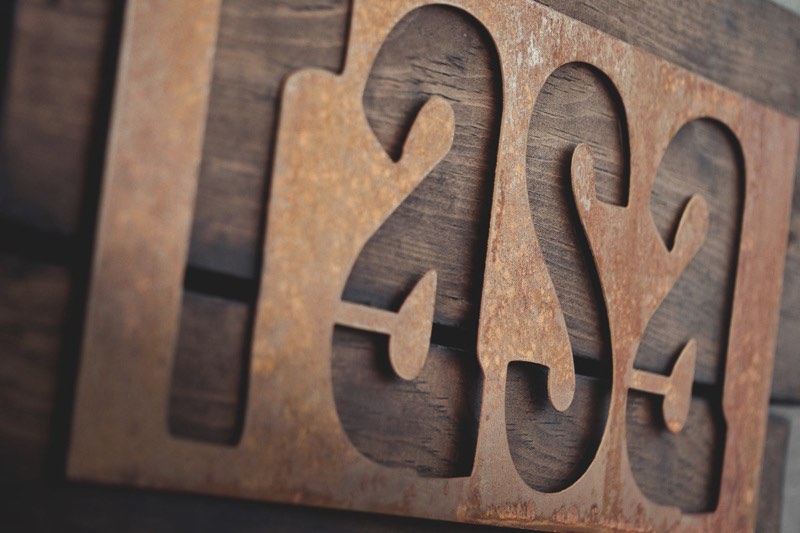 Jacksmith é o nome do designer responsável por todos os materiais gráficos que você vai ver logo abaixo. Ele trabalha como um artesão quando se trata das imagens que ele cria. Adepto de uma série de ferramentas diferentes, seu senso estético está sempre a procura de novas referências e inpirações. 