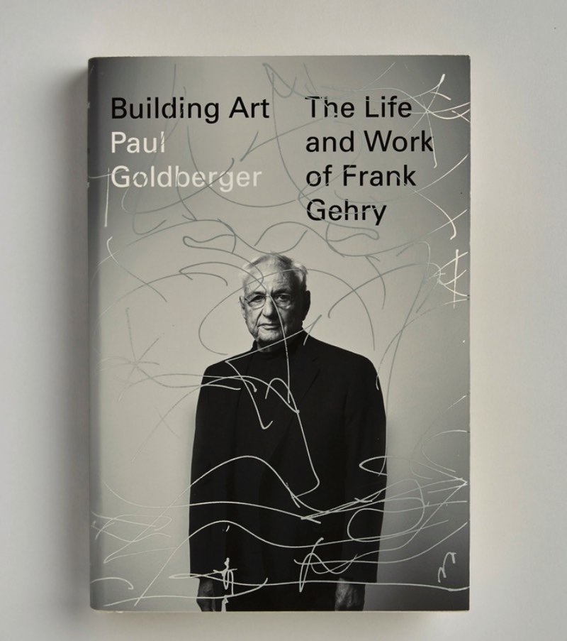 Peter Mendelsund é conhecido pelo design inteligente e pelo visual das capas dos livros de escritores como Martin Amis, Ben Marcus, Stieg Larsson, Tom McCarthy e James Gleick. Além da repaginação que ele fez para os clássicos da literatura de Simone de Beauvoir, Franz Kafka e James Joyce. Hoje em dia, Peter Mendelsund é diretor de arte associado na Alfred A. Knopf e diretor de arte na Pantheon Books, além de ter escrito dois livros sobre design.